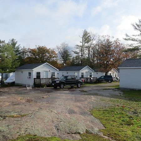 Halls Cottages Honey Harbor エクステリア 写真