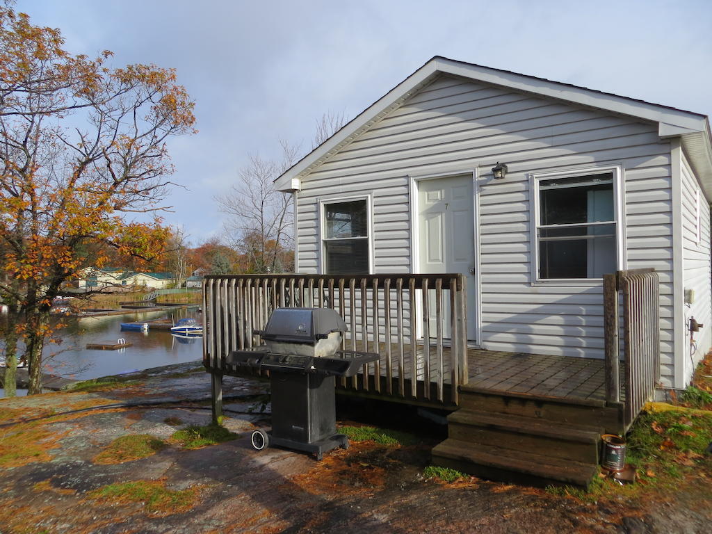 Halls Cottages Honey Harbor エクステリア 写真